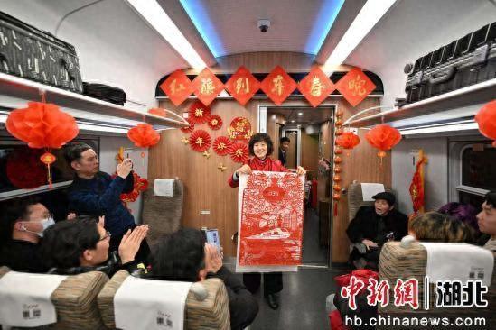 “列车春晚”看春运 五代列车长细数春运50年变迁
