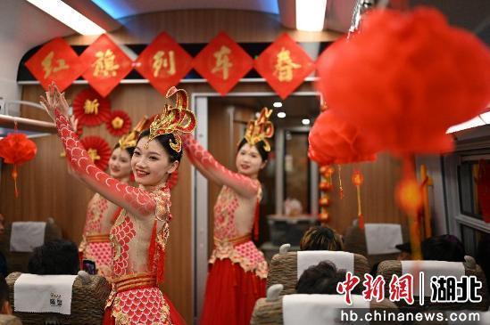 “列车春晚”看春运 五代列车长细数春运50年变迁