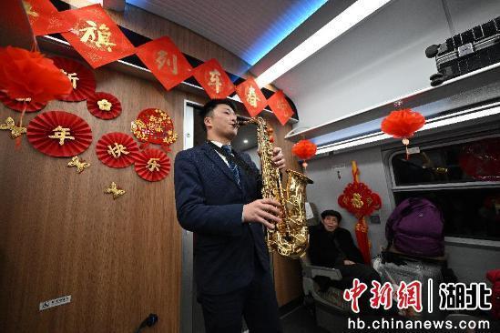 “列车春晚”看春运 五代列车长细数春运50年变迁