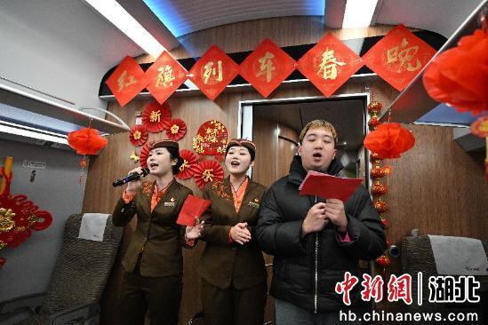 “列车春晚”看春运 五代列车长细数春运50年变迁