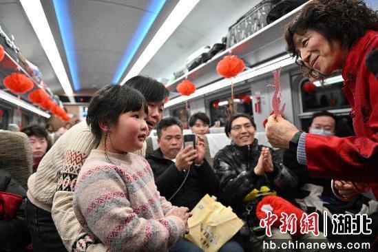 “列车春晚”看春运 五代列车长细数春运50年变迁