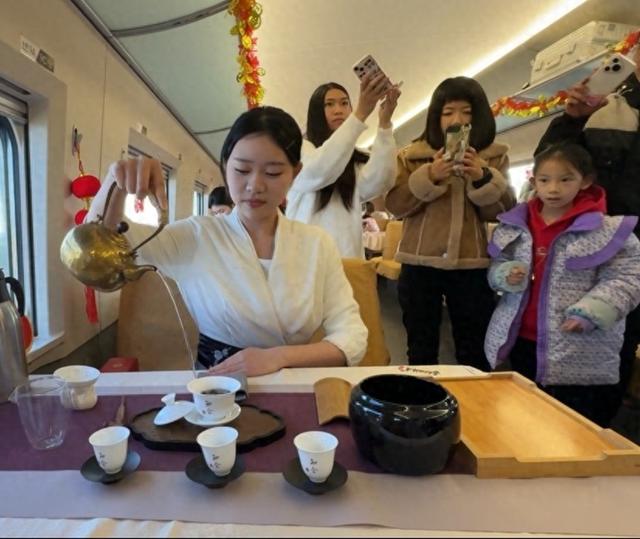让旅客感受传统文化魅力，广东非遗代表性项目登上列车