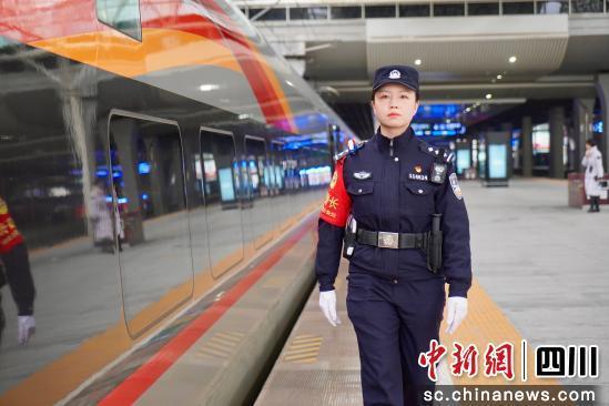乘警赵小琦：蓉港列车上的索玛花