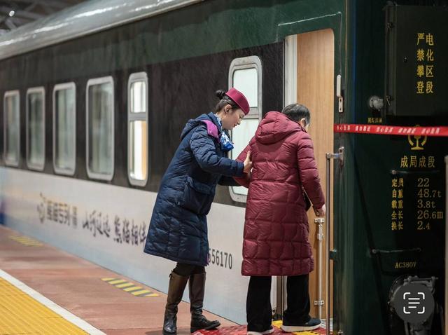 去西昌闹新春 成铁开行蛇年首趟“熊猫专列”