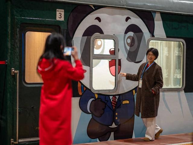 去西昌闹新春 成铁开行蛇年首趟“熊猫专列”
