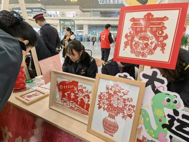 车站和列车披上“节日盛装”！