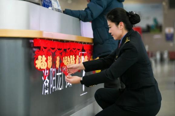 车站和列车披上“节日盛装”！