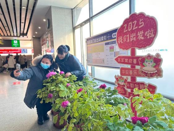 车站和列车披上“节日盛装”！