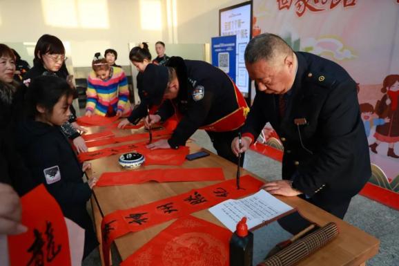 车站和列车披上“节日盛装”！