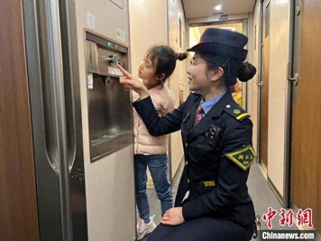 （新春走基层）铁路“动姐”的春节时刻：列车里过年 站台上过节