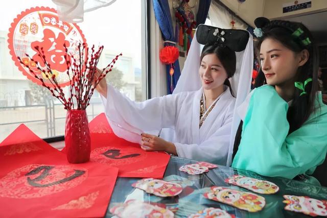坐火车竟然偶遇“白娘子”？旅客：真应景！