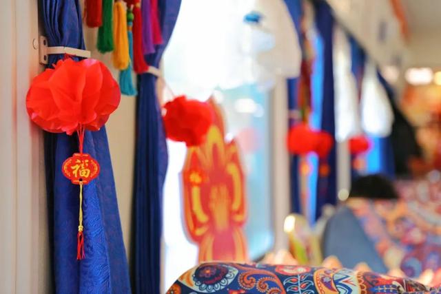 坐火车竟然偶遇“白娘子”？旅客：真应景！