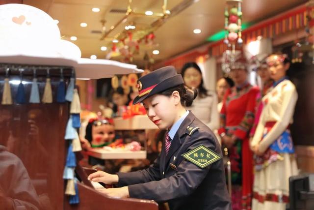 坐火车竟然偶遇“白娘子”？旅客：真应景！