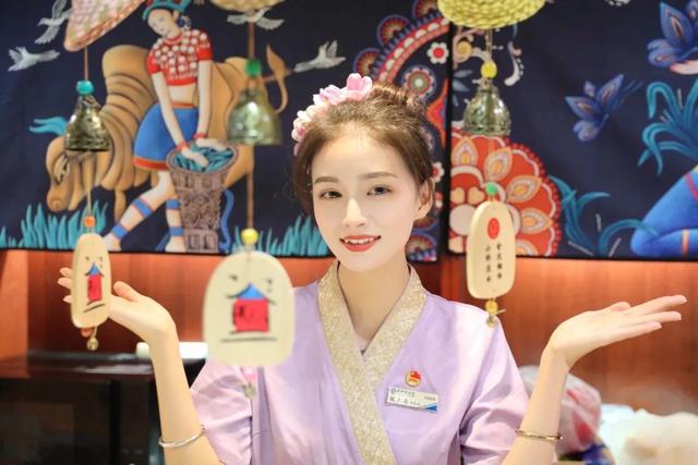 坐火车竟然偶遇“白娘子”？旅客：真应景！