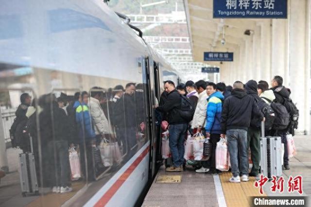 （新春见闻）贵州2025年首趟返岗务工专列发出