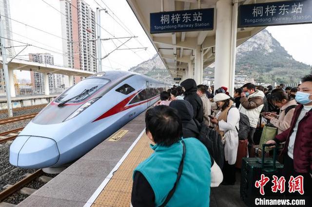 （新春见闻）贵州2025年首趟返岗务工专列发出