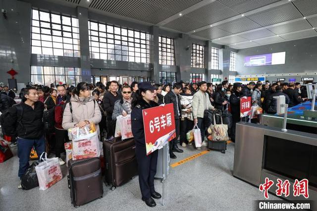 （新春见闻）贵州2025年首趟返岗务工专列发出