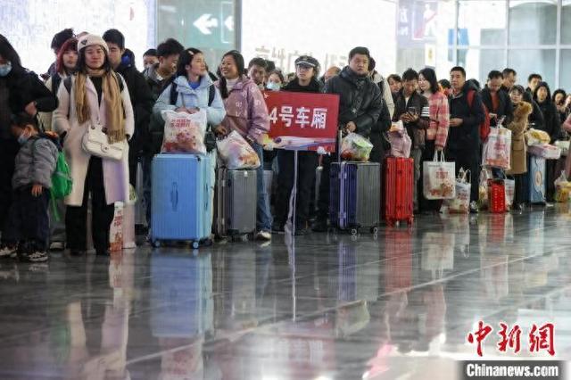 （新春走基层）贵州2025年首趟返岗务工动车专列发出