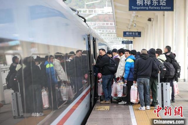 （新春走基层）贵州2025年首趟返岗务工动车专列发出