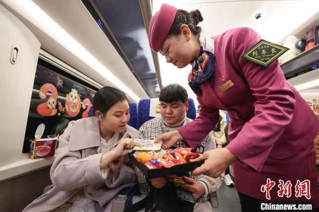 （新春走基层）贵州2025年首趟返岗务工动车专列发出