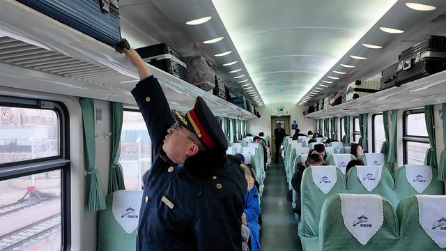 新春走基层｜春运列车里的爱与担当：“90后”夫妻“一头一尾”的守护