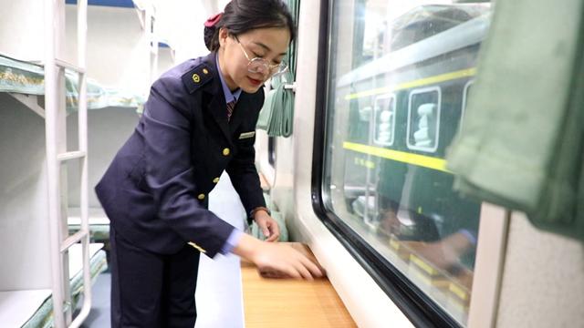 新春走基层｜春运列车里的爱与担当：“90后”夫妻“一头一尾”的守护