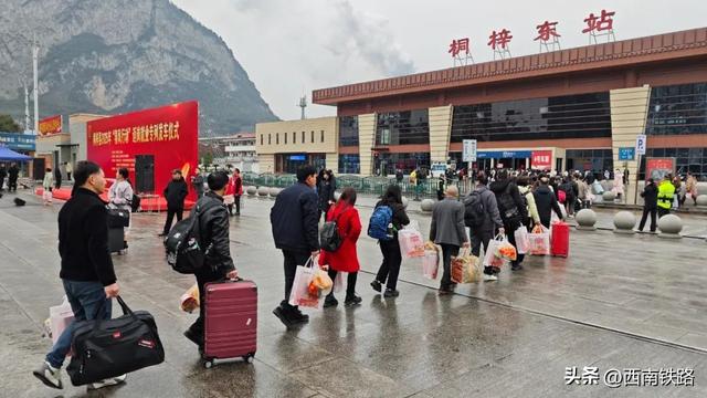 同一天，三趟专列开出