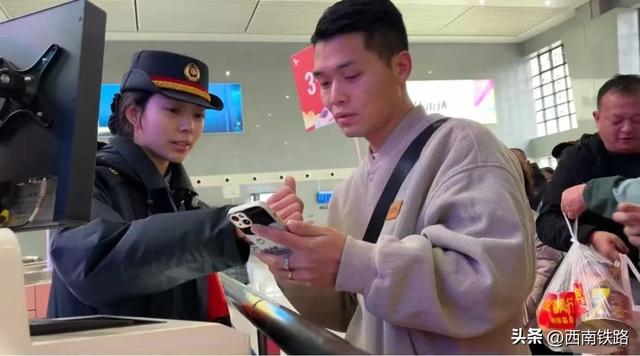 同一天，三趟专列开出
