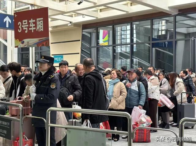同一天，三趟专列开出