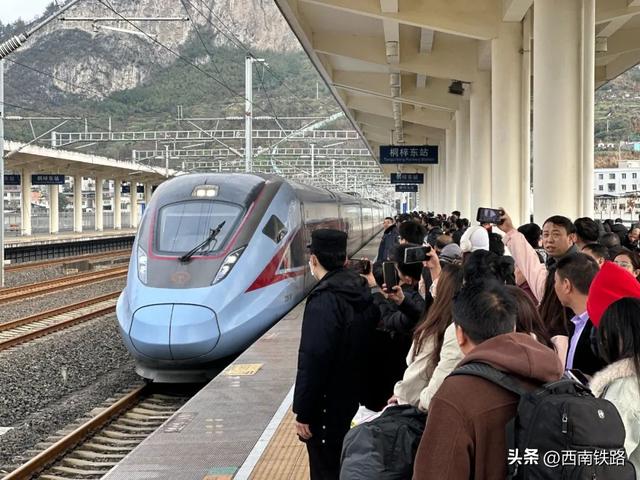 同一天，三趟专列开出