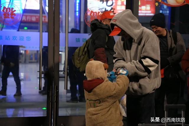 同一天，三趟专列开出