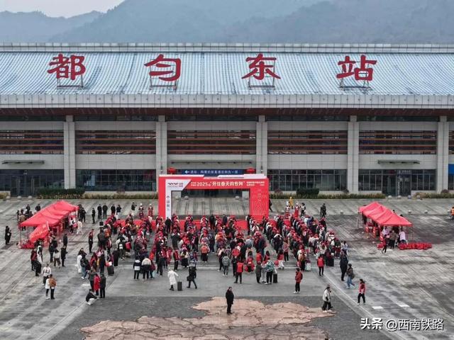 同一天，三趟专列开出