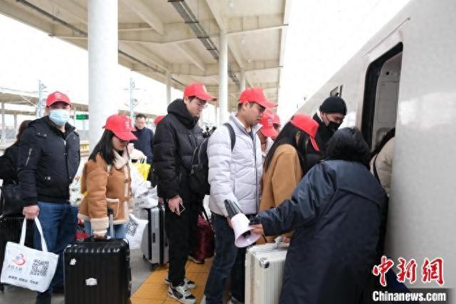 广西开行“点对点”专车专列 首批务工人员返岗