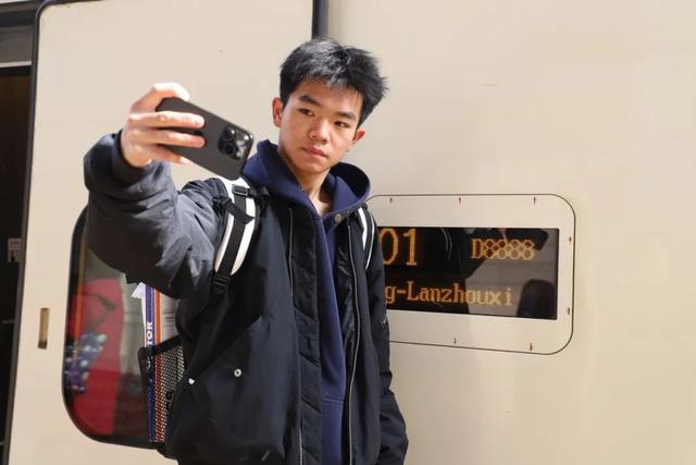 D8888次列车出发！网友：真霸气