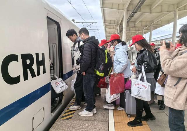 600名广西籍务工人员回来了！首趟务工人员入粤返岗专列抵达广州