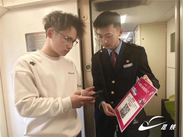 这两趟普速列车，便民服务项目好多啊！