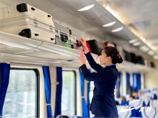 这两趟普速列车，便民服务项目好多啊！