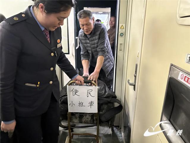 这两趟普速列车，便民服务项目好多啊！