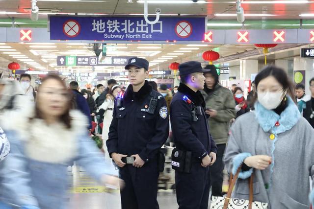 几乎每5分钟便有趟列车到达！北京公交警方动态部署警力