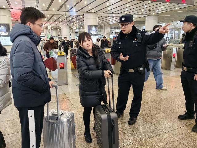 几乎每5分钟便有趟列车到达！北京公交警方动态部署警力