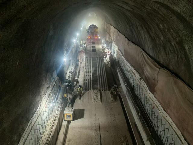 新春走基层|太锡铁路隧道内，他们加速掘进