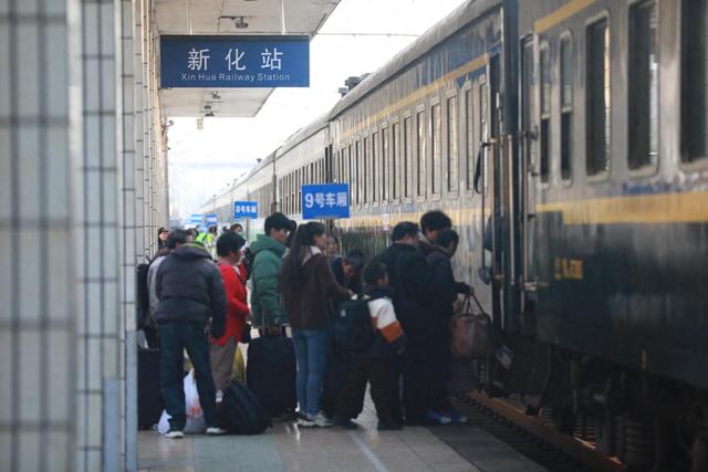 新化开出全省首趟返岗务工卧铺专列：很方便！村民连续6年乘坐这趟专列去深圳