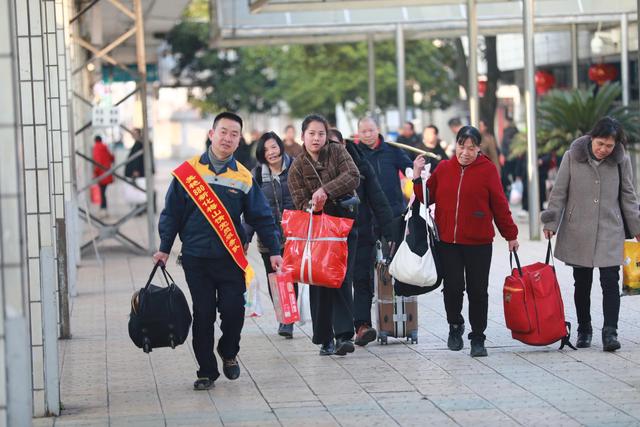 新化开出全省首趟返岗务工卧铺专列：很方便！村民连续6年乘坐这趟专列去深圳