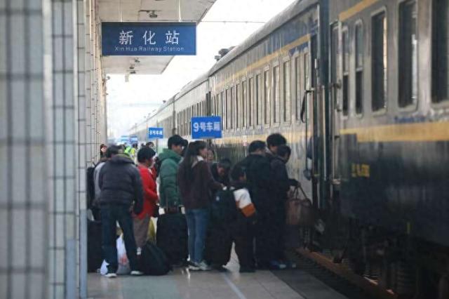 春节后湖南首趟返岗务工卧铺专列从新化开出