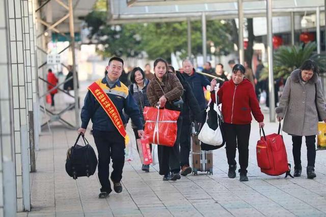 春节后湖南首趟返岗务工卧铺专列从新化开出