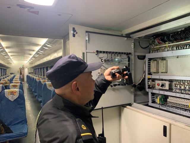 一路烟火一路情 他们悉心守护高原慢火车