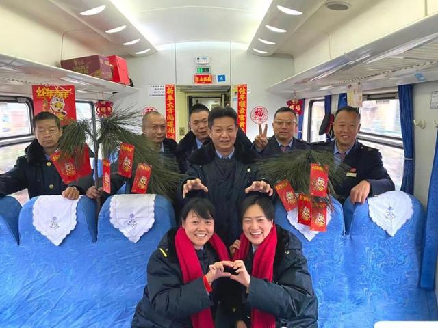 一路烟火一路情 他们悉心守护高原慢火车
