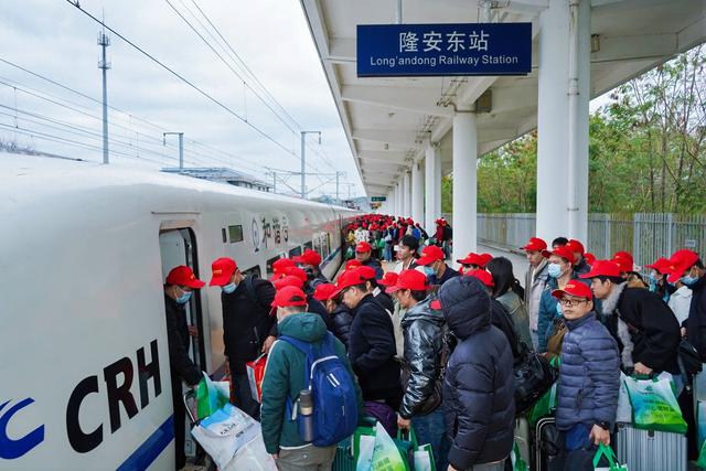 广西开行务工专列助力务工人员便捷返岗