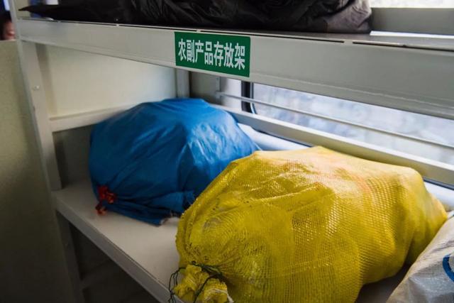 烟火气满满，坐着火车赶大集——