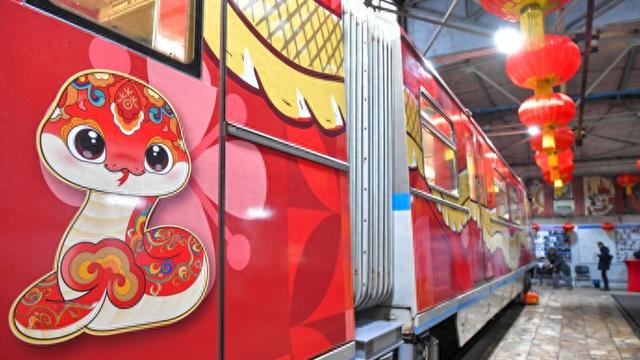 莫斯科地铁首次推出中国春节主题列车，“下一站，春节愉快！”